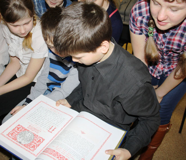 Новая традиция — делиться читательским опытом, даря свои любимые книги, — приживается в новосибирских библиотеках