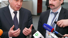 Владимир Городецкий и Артём Шадрин отвечают на вопросы журналистов. Фото Аркадия УВАРОВА