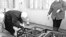 Приемный пункт, организованный в рамках проекта по утилизации стеклотары, пользуется большой популярностью по утилизации стеклотары. Фото Аркадия УВАРОВА