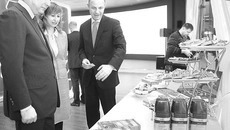 Ромео Ласерда представляет Кириллу Колончину образцы продукции будущего предприятия. Фото Михаила ПЕРМИНА