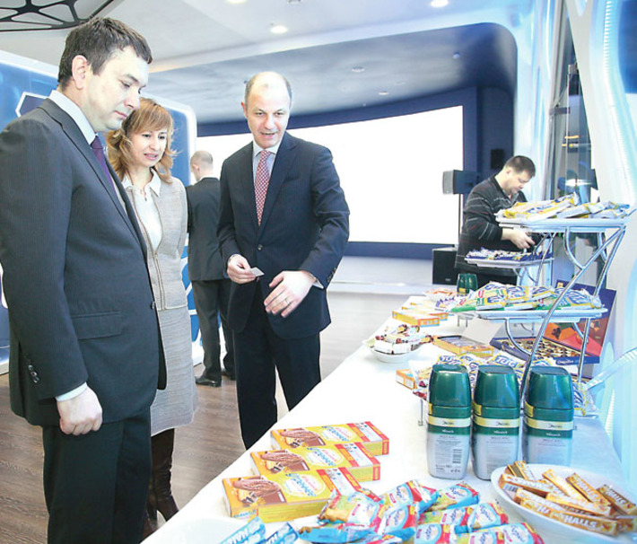 Ромео Ласерда представляет Кириллу Колончину образцы продукции будущего предприятия. Фото Михаила ПЕРМИНА