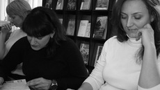 Чтобы проверить свою грамотность,  на «Тотальный диктант» пришли самые  разные люди. Фото Михаила ПЕРМИНА