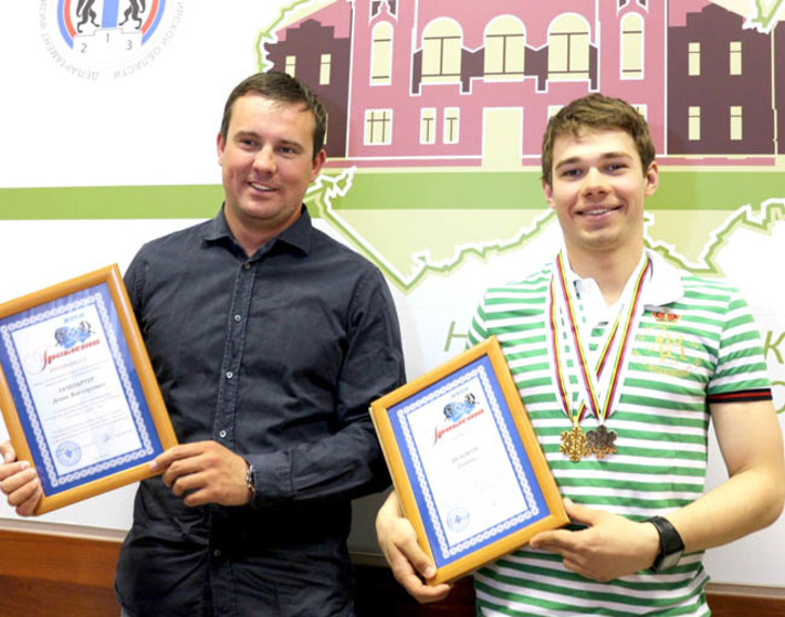 Даниил Дильман (справа) с тренером Денисом Лампартером после награждения. Фото Натальи МАНТОРОВОЙ