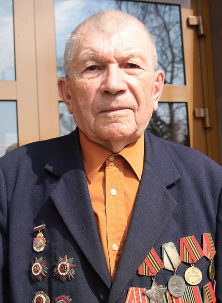 Анатолий Степанович Безруков воевал на Западном и II Белорусском фронтах, освобождал Смоленскую, Могилёвскую области, Польшу, участвовал в боях за взятие Берлина. В 2005 году он стал участником парада в Москве, посвященного 60-летию Великой Победы. Фото Елены КОСТИНОЙ