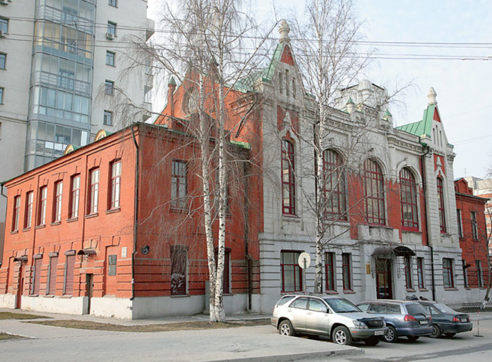 Здание бывшей Андреевской школы на ул. Сибирской, 54. Фото Михаила ПЕРМИНА