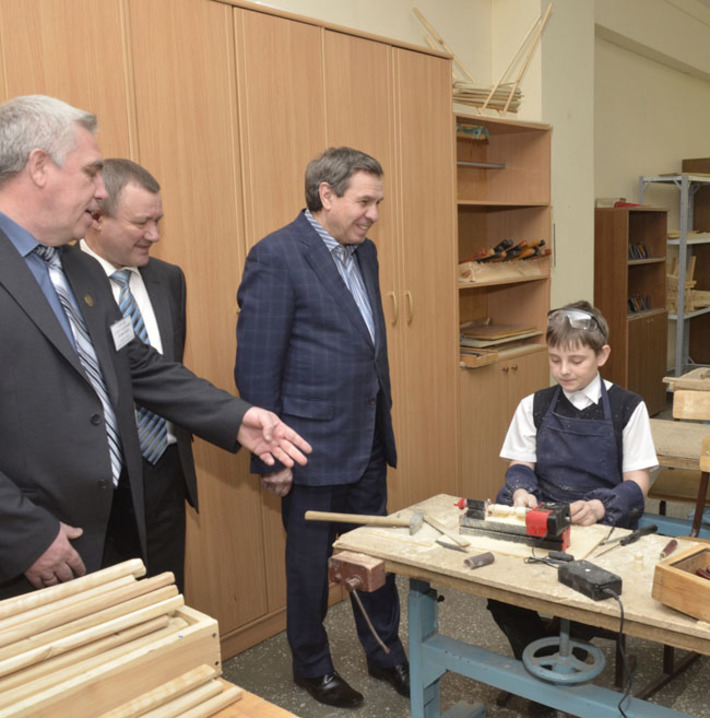 В Карасуке врио губернатора посетил технический лицей  № 176. Фото Марины ЛУПЕЙКЕНЕ