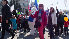 Первомай запомнился новосибирцам прекрасной погодой и милыми причудами молодежи. Фото Аркадия УВАРОВА