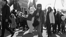 Первомай запомнился новосибирцам прекрасной погодой и милыми причудами молодежи. Фото Аркадия УВАРОВА