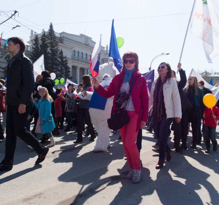 Первомай запомнился новосибирцам прекрасной погодой и милыми причудами молодежи. Фото Аркадия УВАРОВА