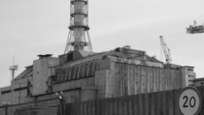 Новосибирцы возводили саркофаг при радиационном фоне 40 — 50 рентген в час. В таких условиях человек не мог работать более 15 минут в день. На кровле график был расписан по секундам: один бегом приносил лист металла, другой — сварочный аппарат, третий делал сварочный шов. Фото с сайта veteranrosatom.ru