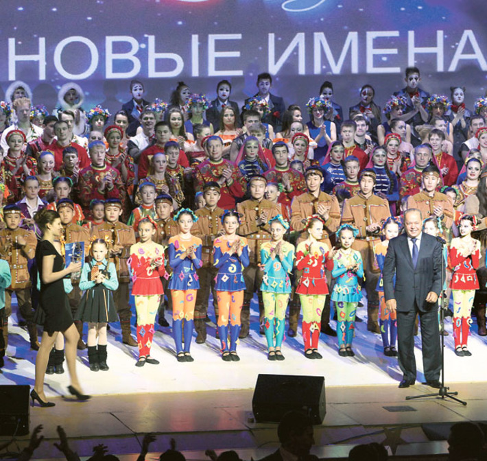 Анатолий Титов приветствует участников  фестиваля