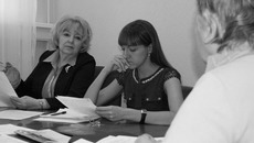 Нина Шалабаева разъясняет, как следует действовать. Фото Валентины МАЛЬЦЕВОЙ