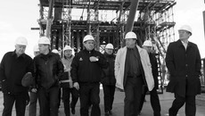 Основное внимание в ходе поездки глава региона уделил стройплощадке третьего моста через Обь. Фото Аркадия УВАРОВА