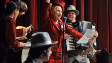 Сцена из спектакля «Лжец» Омского театра драмы