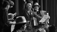 Сцена из спектакля «Лжец» Омского театра драмы