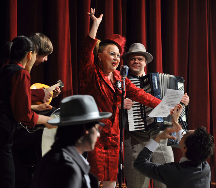 Сцена из спектакля «Лжец» Омского театра драмы