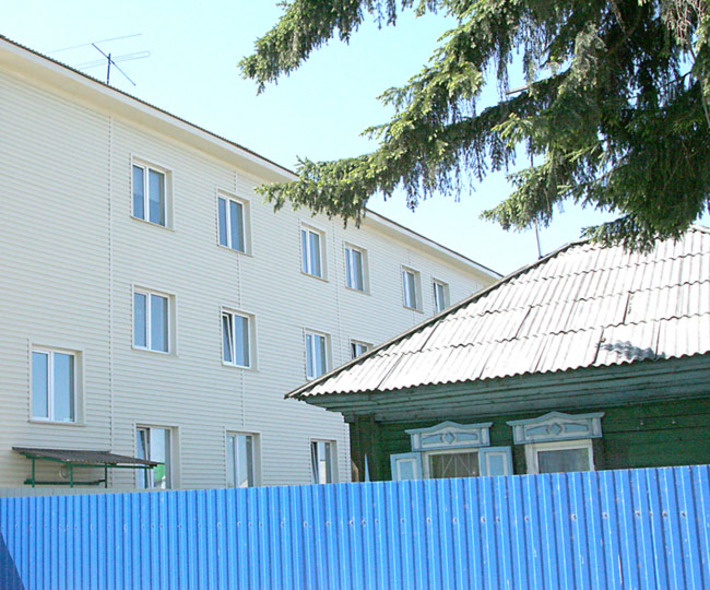 Семья из этого частного дома была вынуждена съехать — в их окна больше не попадает солнце. Фото Михаила ПЕРМИНА