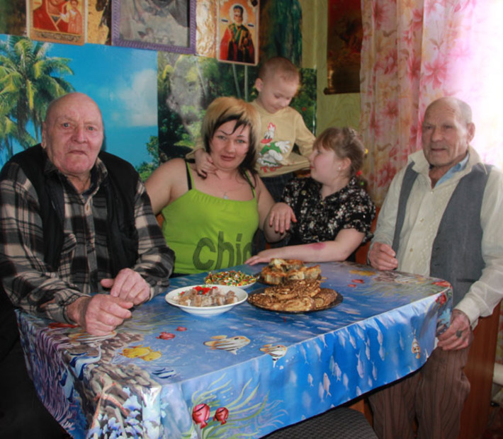 Марина Мосина в кругу большой семьи. Фото Ольги ЛЕВИНОЙ