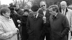 Владимир Городецкий разъяснил дольщикам механизм решения проблемы долгостроев. Фото Михаила ПЕРМИНА