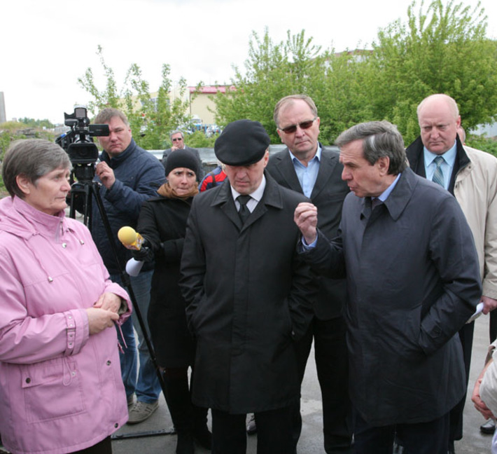 Владимир Городецкий разъяснил дольщикам механизм решения проблемы долгостроев. Фото  Михаила ПЕРМИНА
