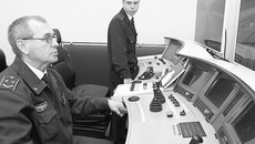 Практическое задание  на тренажере «Синара». Фото Аркадия УВАРОВА