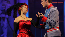 Наталья Данильсон и Роман Ромашов в сцене из спектакля «Веселая вдова». Фото предоставлено Новосибирским театром музыкальной комедии