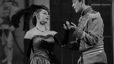 Наталья Данильсон и Роман Ромашов в сцене из спектакля «Веселая вдова». Фото предоставлено Новосибирским театром музыкальной комедии