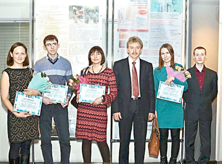 Николай Красников с группой лауреатов премии имени Льва Сандахчиева. Фото пресс-центра наукограда Кольцово