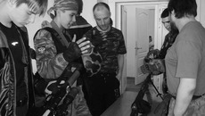Юношей заинтересовали образцы современного оружия. Фото предоставлены организаторами слета