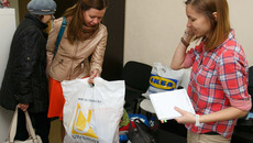 На одном из пунктов приема гуманитарной помощи. Фото Аркадия УВАРОВА