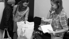 На одном из пунктов приема гуманитарной помощи. Фото Аркадия УВАРОВА