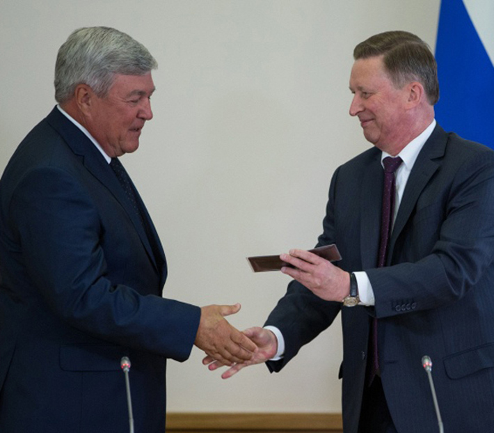 Николай Рогожкин получает удостоверение полномочного представителя Президента. Фото с сайта itar-tass.com