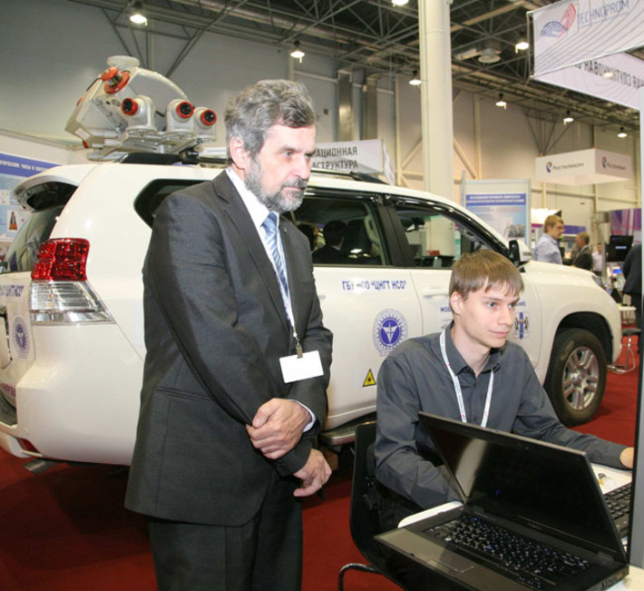 В мир глобальной науки окунулись посетители «Технопрома». Фото  Михаила ПЕРМИНА