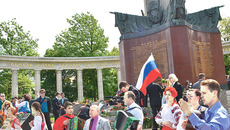 У памятника Русскому солдату, Вена, 9 мая 2014 г.