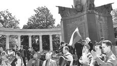 У памятника Русскому солдату, Вена, 9 мая 2014 г.