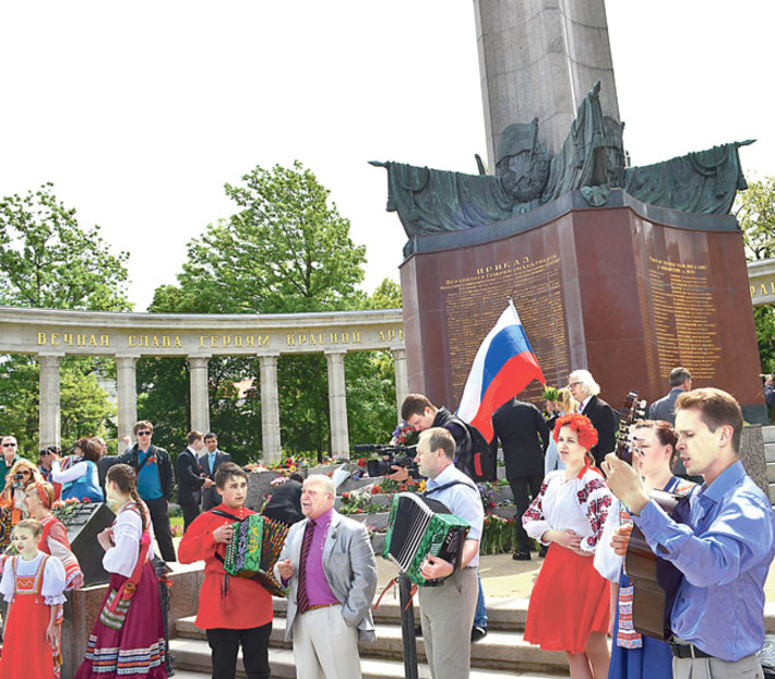 У памятника Русскому солдату, Вена, 9 мая 2014 г.