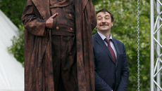 Участники акции в Первомайском сквере, посвященной  Пушкинскому дню России