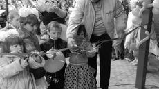 Дошколята и глава района Владимир Шубников — торжественный момент разрезания ленточки. Фото Марины ЛУПЕЙКЕНЕ