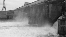 Водосливная плотина ГЭС — уникальный регулятор паводковой ситуации. Фото Аркадия УВАРОВА
