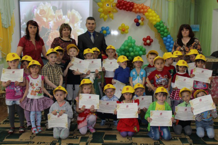 Благодарственные письма и партийную экипировку (бейсболки и майки) получили все участники конкурса