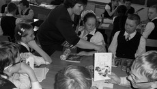 Внеурочное занятие с детьми преподавателя математики  Татьяны Удаловой. Фото Елены ЧЕРНЫХ