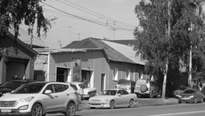 На улице Жуковского возникло большое количество нелегальных автомоек. Фото Михаила ПЕРМИНА