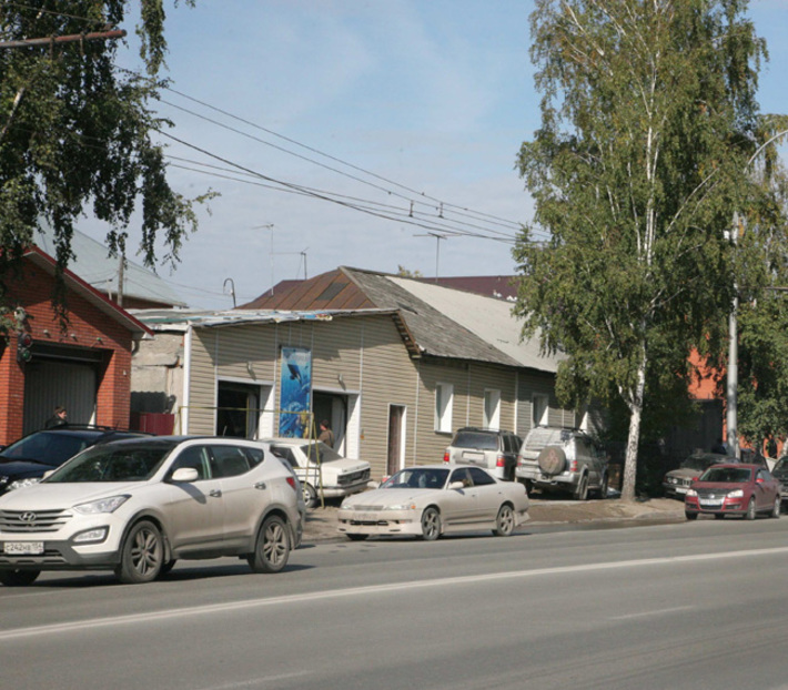 На улице Жуковского возникло большое количество нелегальных автомоек. Фото Михаила ПЕРМИНА
