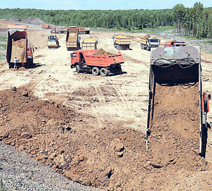 На строительстве Восточного обхода задействовано большое количество техники. Фото Бориса МОСКВИНА