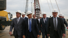 ПомощниПрезидента остался доволен ходом работ на мосту. Фото Михаила ПЕРМИНА