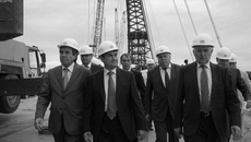 ПомощниПрезидента остался доволен ходом работ на мосту. Фото Михаила ПЕРМИНА