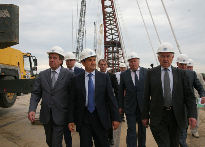 ПомощниПрезидента остался доволен ходом работ на мосту. Фото Михаила ПЕРМИНА