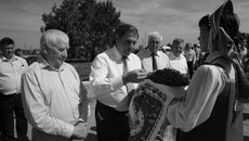 Традиционные хлеб-соль от ирменцев .Фото Михаила ПЕРМИНА