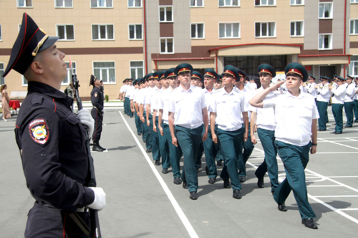 Под занавес церемонии — традиционный марш. Фото Дмитрия БОЛДЫРЕВА