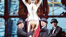 Во всем этом бурлении людей и декораций, будем объективны, глаз выхватывает и остроумные локальные решения, детали сценографии. Фото Виктора ДМИТРИЕВА